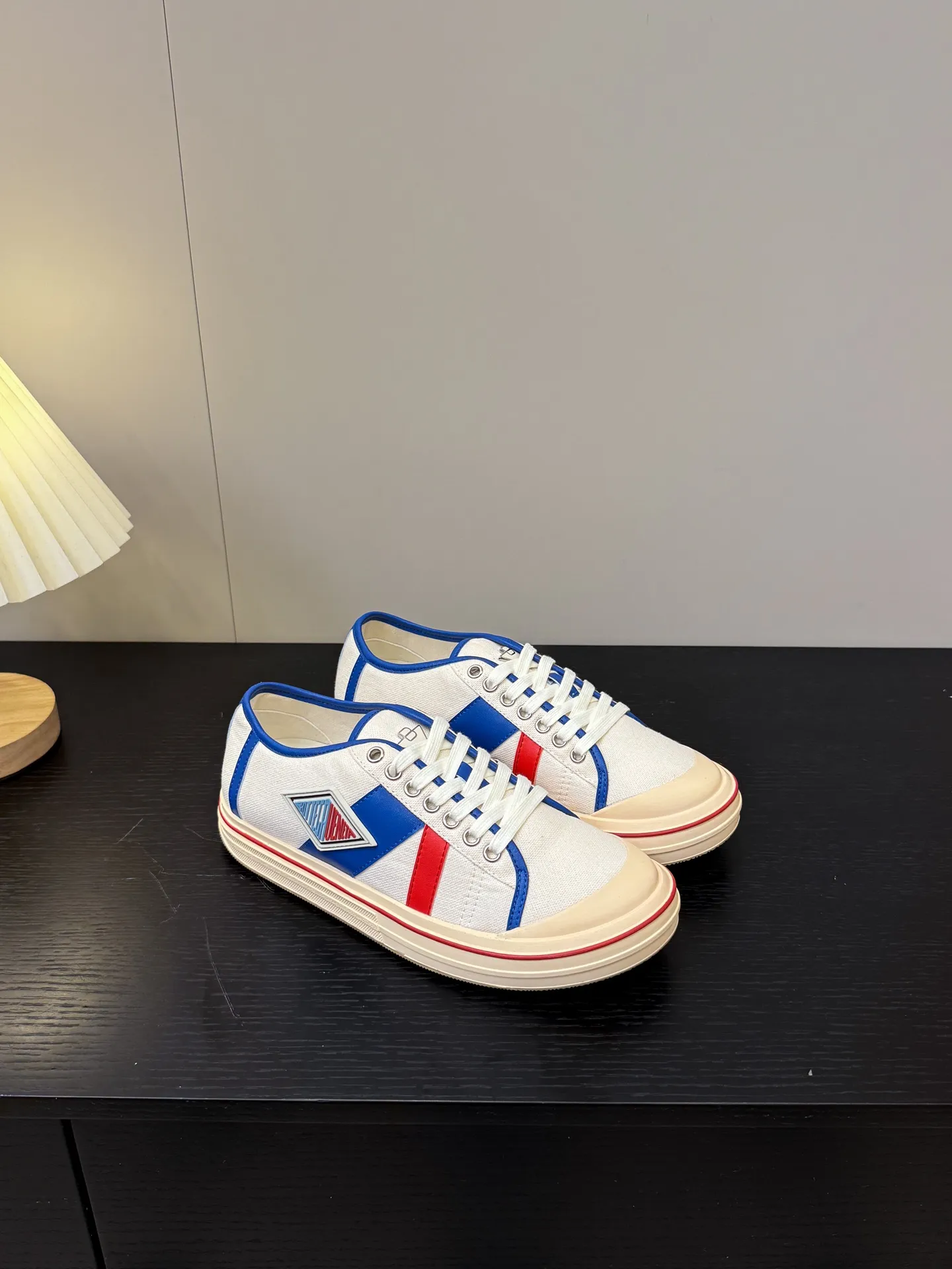 👟👟Ex-factory price 460👟👟 (Men's size +1️⃣0️⃣) BVOrbit's latest 2025 catwalk model, developed 1:1 from the original board, classic color matching elements! This is the biggest highlight of this shoe, eye-catching but not exaggerated design, super cool for daily use, super versatile whether paired with pants, sweaters or skirts, looks good no matter how you wear it, the more you look at it, the more you like it ❗️ Outsole: Original outsole color: 5 colors code number: female 35-40 male 39-44